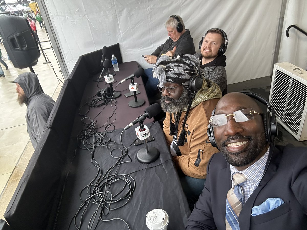 Ike58Reese's tweet image. 😎 @SportsRadioWIP #PreGameShow @Bighugh53 @EliotShorrParks @RoobNBCS #FlyEaglesFly 💚🔥💚🔥