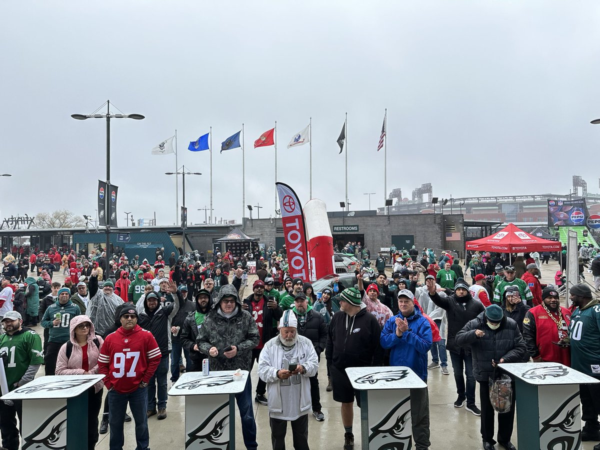 Ike58Reese's tweet image. 😎 @SportsRadioWIP #PreGameShow @Bighugh53 @EliotShorrParks @RoobNBCS #FlyEaglesFly 💚🔥💚🔥