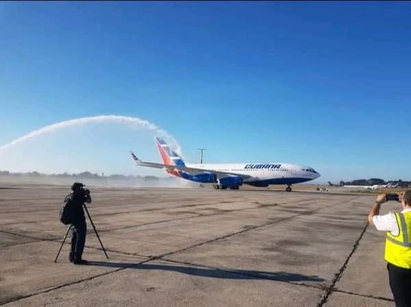 Tras un exitoso período de reparación en #Rusia 🇷🇺 regresa a #Cuba 🇨🇺 el avión insignia de nuestro flota área de #CubanaDeAviación el Il-96-300.
Con la anterior llegada del Tu-204 nuestra flota recupera dos de sus más representativas aeronaves. 
#CubaPorLaVida
‼️En hora buena‼️