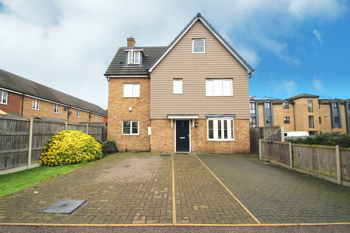 FriendFarrelly's tweet photo. Five Bedroom Detached Property In Chigwell Guide price £800,000
https://t.co/XdgjH4KWFK https://t.co/DRNV8zD1sV