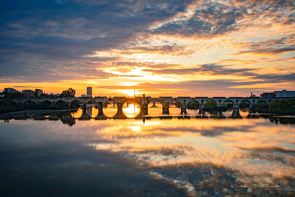 EstebanDePeral1's tweet photo. Otro de esos afortunados días en el que lo más difícil es elegir. Buenas noches. #Badajoz https://t.co/gt37gzpbPY