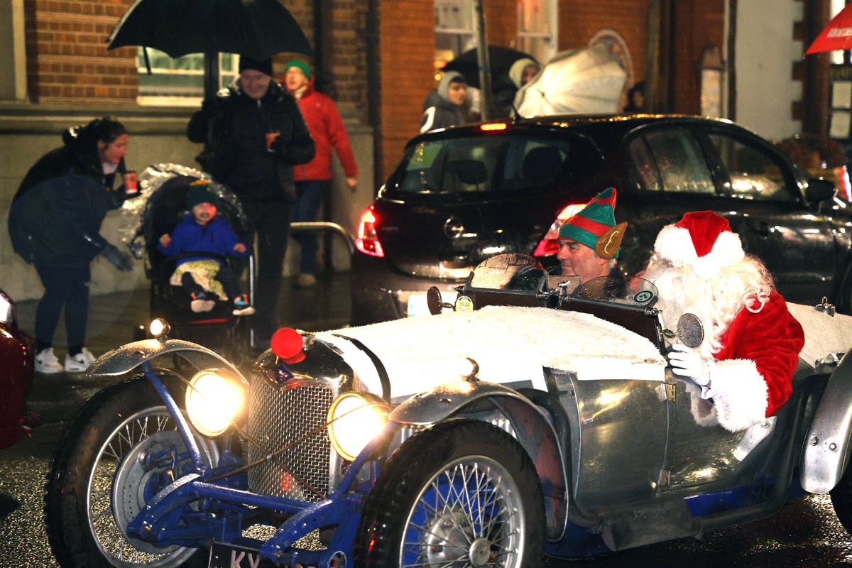 CormacDevlin's tweet photo. Santa arrived in style into Dalkey this evening! There was a fantastic festive atmosphere and lots of excitement 🎅

Well done to everyone involved, especially Dalkey Tidy Towns, Cllr Justin Moylan, all the volunteers, the choir, the Gardaí and the residents and business groups! https://t.co/048NsOqgli