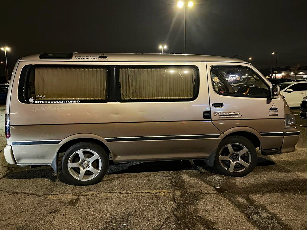 Car_Guy_Tom's tweet photo. Further proof that my wife is a better #CarSpotter than I: #Toyota #HiAce #SuperCustom #JDM #RHD Note the Infiniti hub centers. https://t.co/geKmlY3mty