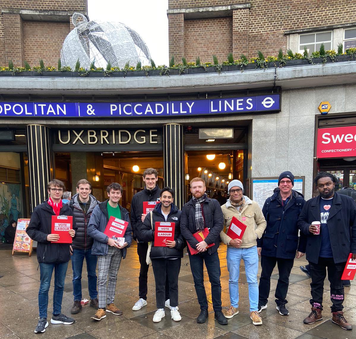 Lovely to be back in Uxbridge with @LGBTLabourLDN today 🌹🏳️‍🌈 Residents angered at Tory plans to shut Uxbridge library - a move the new Conservative MP voted for. By contrast, a lot of love for @DannyBeales on the doorstep!
