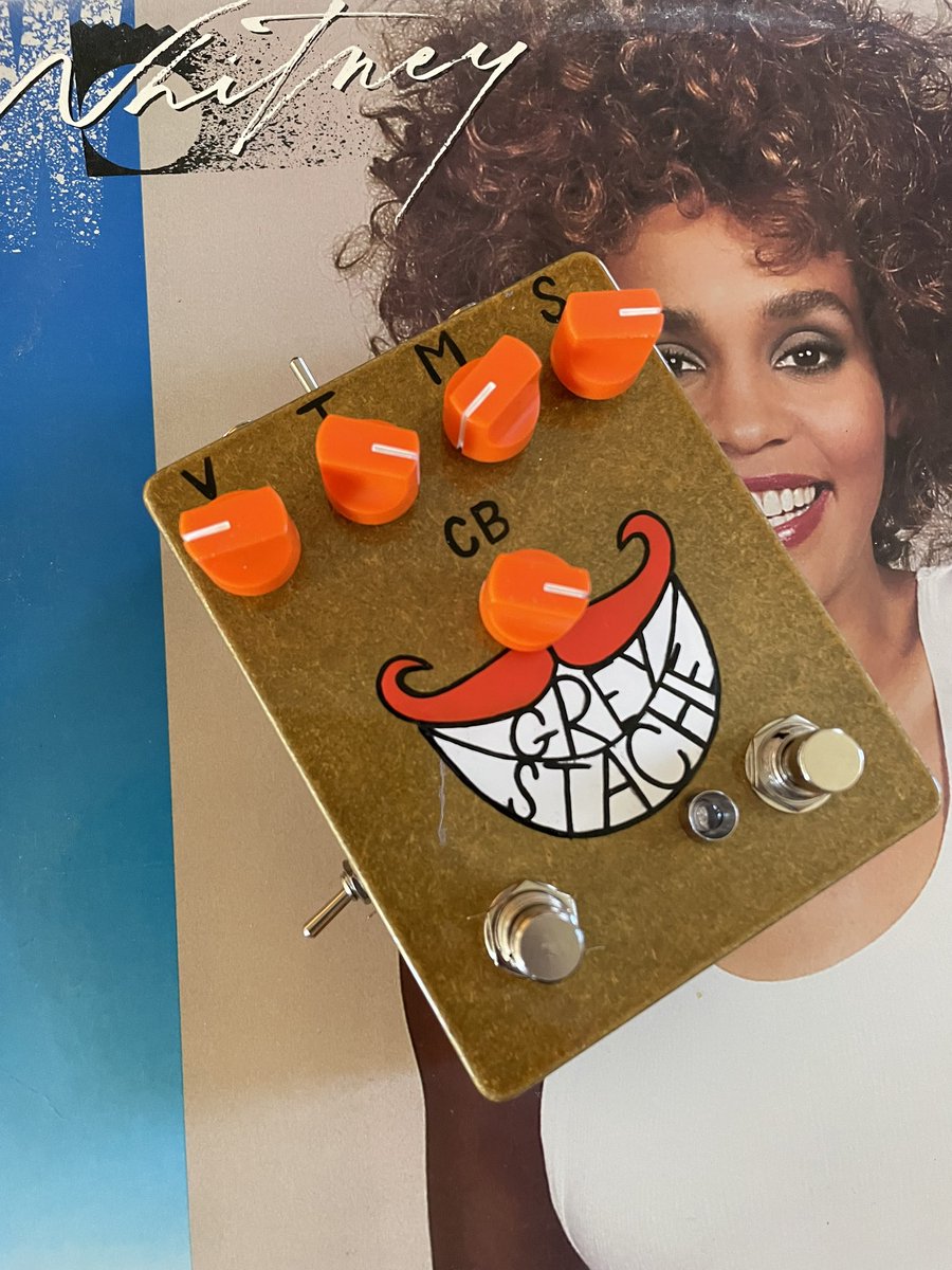 fuzzrocious's tweet image. Grey Stache - our 1st mainline flagship pedal. Still here!
This one is handpainted with a tone bypass toggle, diode toggle, clean blend, &amp;amp; killswitch. The woiks!
#fuzzrocious #fuzzrociouspedals #stompbox #stompboxes #greystache #whitneyhouston