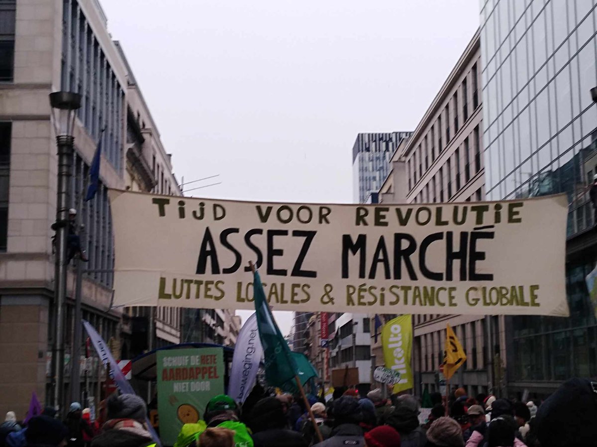 #MarcheClimat à Bruxelles. Stop Alibaba&amp;Co était bien présent pour rappeler ses revendications : l’arrêt immédiat de tous les travaux d’extension de Liege Airport et que son devenir soit géré de manière concertée et collective.