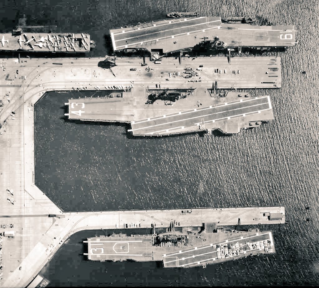 Aircraft carrier

#USSHancock CV19 
#USSCoralSea CV43
#USSBonHommeRichard CV31
#USNSBreton AKV42 (ex CVE)

📷 1960-65 #NASAlameda CA

@USNavy 🇺🇸