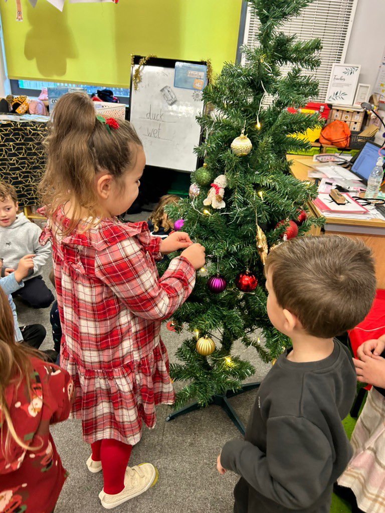 EastfieldPSHull's tweet image. FWK enjoyed getting into the festive spirit on Friday! We decorated our tree as a class and took turns to hang baubles ❤️ #epsFWK #TeamWorkMakesTheDreamWork