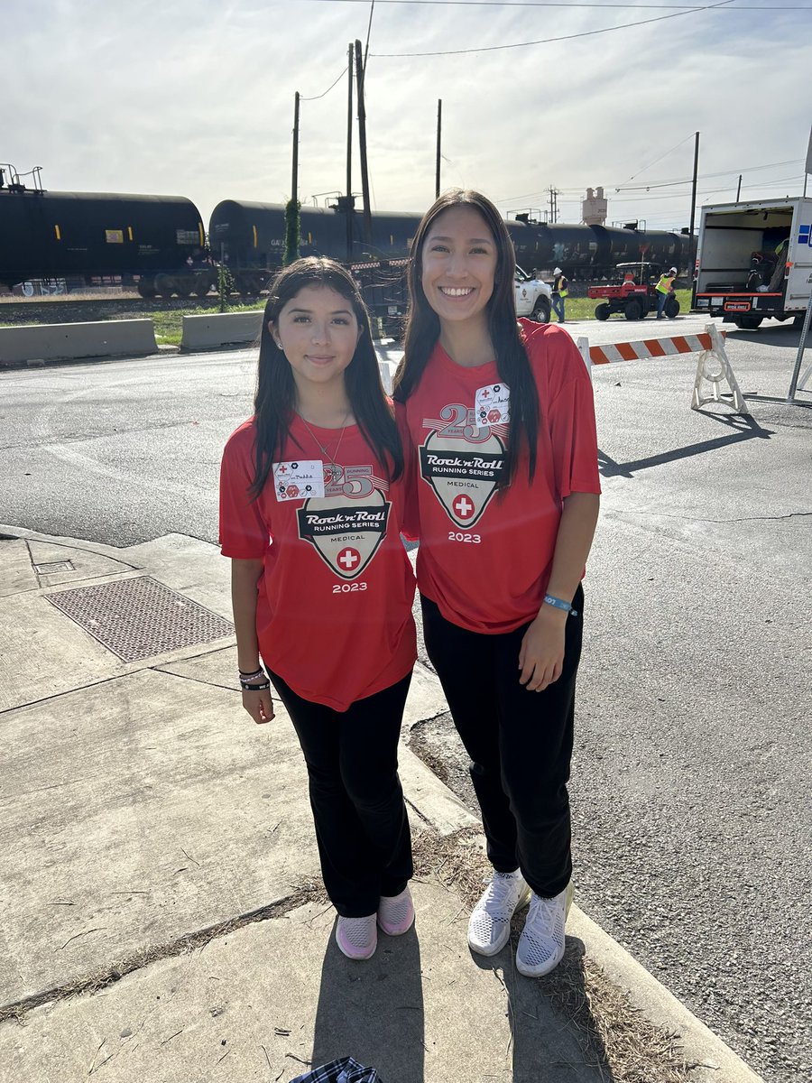Proud of these two for taking time out of their busy schedule to volunteer at the Rock and Roll marathon!! ❤️🖤