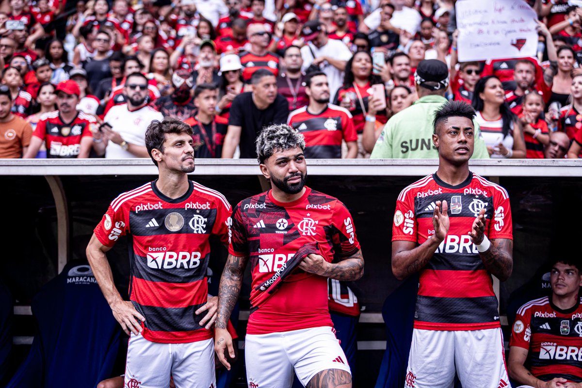 raflamello81's tweet photo. Toda a emoção de Gabigol no momento das homenagens para Rodrigo Caio e Filipe Luís.

📸: Equipe RaFla Mello | @click__mj https://t.co/mf659OhI26