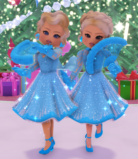 RoyaleHistory's tweet photo. .@Tazmogus and I continuing our annual Christmas tradition since 2020... dressing up as the Haynes Sisters from White Christmas and it keeps improving every year!
#RoyaleHigh https://t.co/zUNqQrfO2F