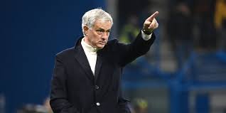 FlavioMTassotti's tweet photo. Porta ancora tutti a spasso quando vuole...🤣  #Mourinho #SassuoloRoma https://t.co/QWo80PXUJx