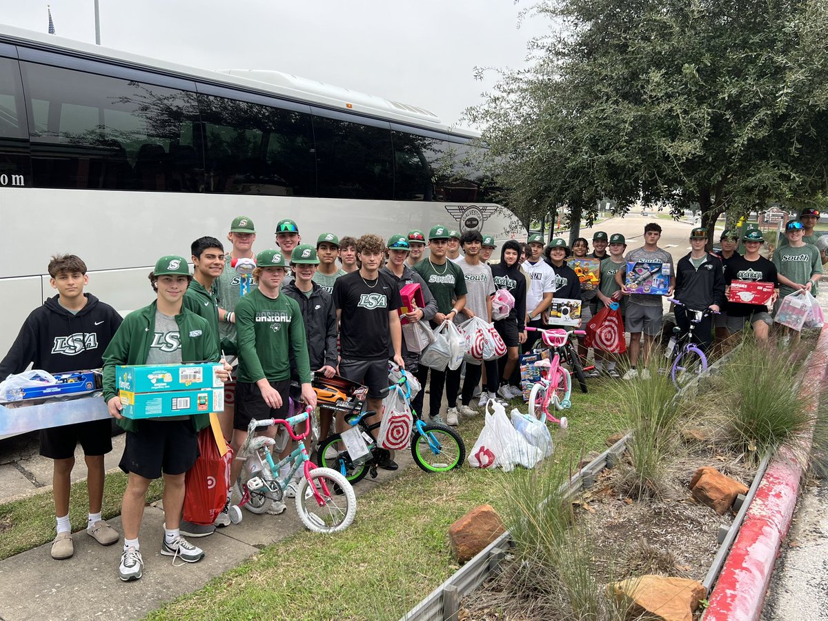 _LSABaseball's tweet photo. Our program had the opportunity to bless four families this Christmas season with our Champions Caring for the Community project. Thank you to Galveston Limo for partnering with us to make it happen! 

#SouthPride https://t.co/asn0o94biv