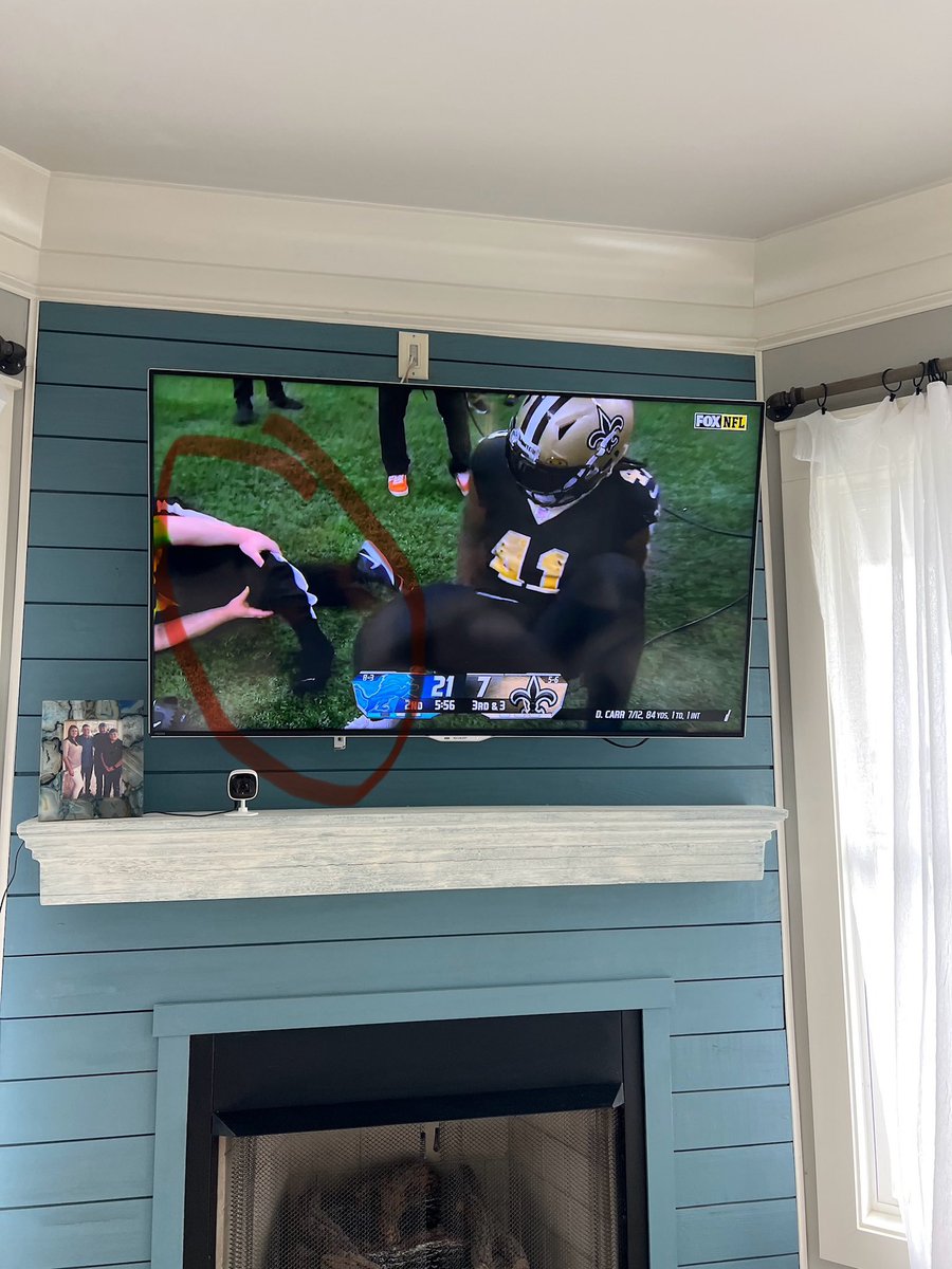 Jody_Broom's tweet photo. Bet the chain gang ref wish he was paying attention and got out of the way! #saints #Lions https://t.co/Uy2YQclk8K