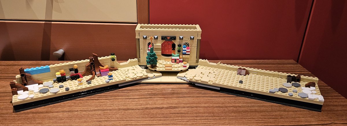 st_hennermann's tweet photo. #Klemmbausteine #Reobrix #ChristmasBook
Pünktlich zum 1. Advent habe ich mit meinen diesjährigen Weihnachtssets begonnen.
Den Anfang macht das "Santas Workshop Toy Store Christmas Book" der Firma Reobrix.
Das Besondere: das Set lässt sich aufklappen.
Zu verbauen sind 3.260 Teile in zehn Bauabschnitten. Begonnen wird mit den Bodenflügeln in Sandwich Bauweise (Bild 1).
Bild 3 & 4 zeigen den Stand nach Bauabschnitt 2. Dem Set liegt ein Stickerbogen bei, ich habe mich dafür entschieden, die Sticker hier anzubringen.