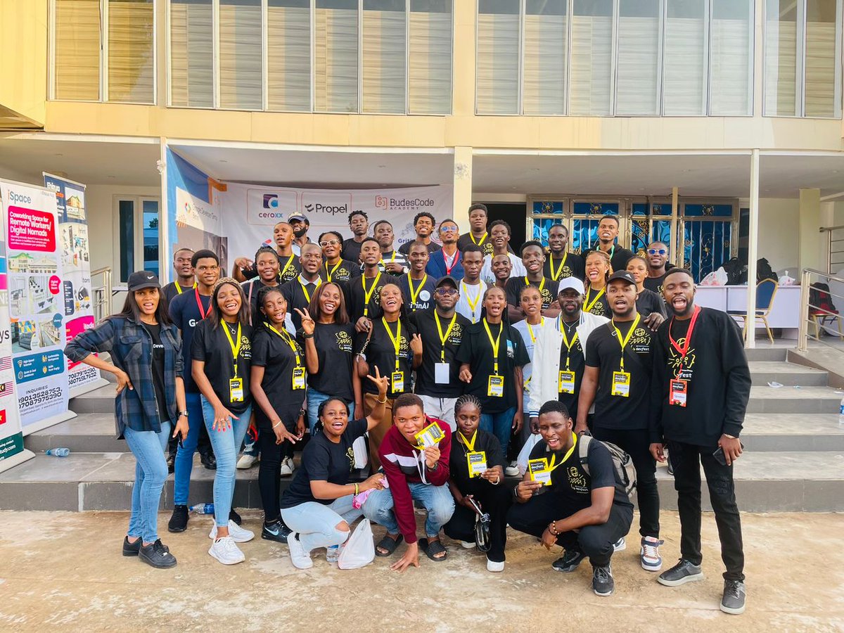 kvng__dave's tweet image. #DevFestBenin was absolutely amazing yesterday. I said I was going to be a volunteer during #DevFest2022 and I was a one this year🥳.
Thank you @gdgbenin for the opportunity and for making #DevFestBenin a reality even with the ups and downs.
I also met my boss @igudy_dev🤩.