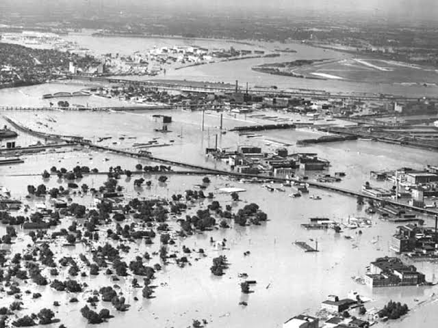 oychunalagadiya's tweet photo. 1979:Flood hit Morbi,Gujarat
A 29 year RSS pracharak spent over 6 weeks there,removing mud,carrying dead animals and decaying bodies, and performing funeral rites for families.
After that he took a task of restoration of a mosque as Eid was near so that people could offer prayer. https://t.co/IE37tmkGS7