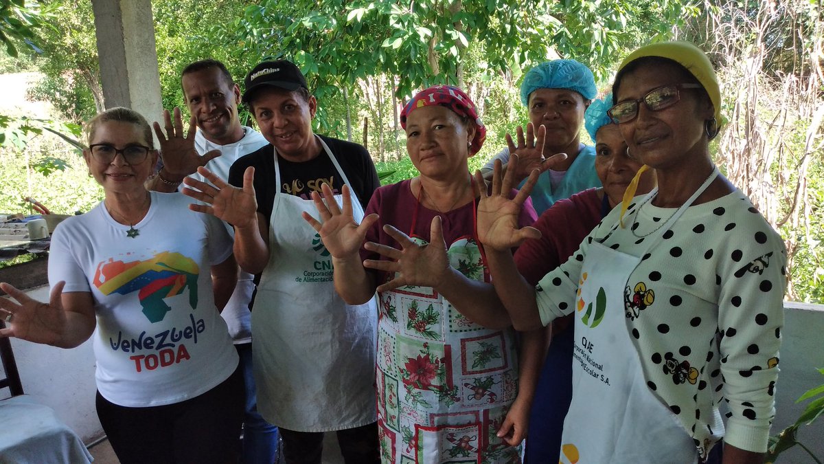 Estado Bolívar 
Municipio Angostura del Orinoco 
Nuestras madres alimenticias de la patria dijeron 'Cinco veces Si'  por la defensa de nuestra tierra e historia, por los hijos de la patria.

#ElEsequiboEsNuestro 
#VictoriaDeVenezuela