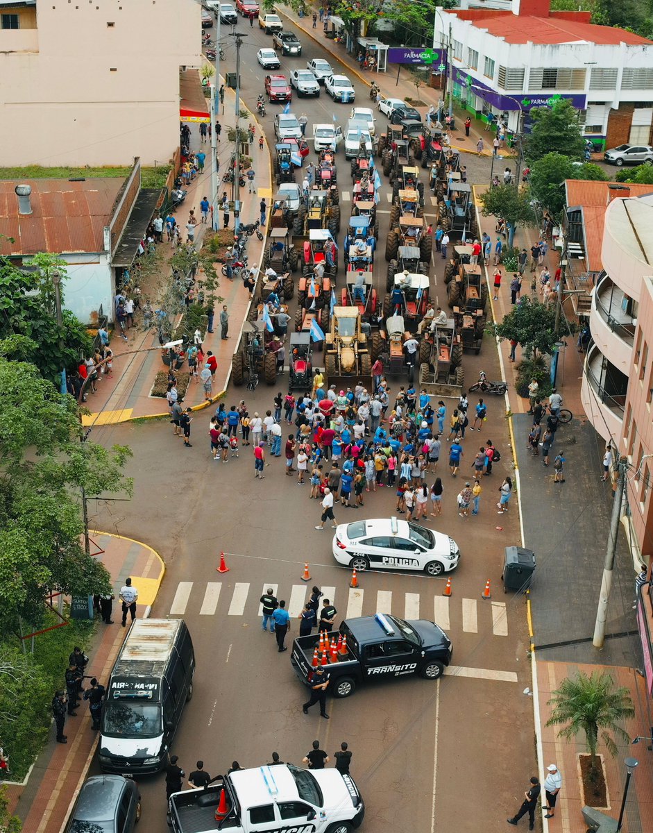 CRAprensa's tweet photo. #SOMOSCRA
⚠️ Los productores misioneros salieron a la calle a reclamar por el mal estado de los caminos rurales.

Años de lucha por desidia y falta de inversión en alcantarillas, drenaje y entoscado.

Acompañamos a los productores de la FARM @FarMisiones  en su reclamo!!! https://t.co/gNzrutABQc