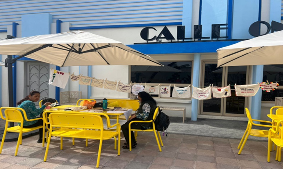 Camemual's tweet photo. Mientras realizaban labor de visibilización sobre el tema de #despariciones en Piedras Negras, integrantes del colectivo Familias Unidas en la Búsqueda de Personas Desaparecidas fueron intimidados por la presidenta municipal @normaltrevino y su hijo, además de elementos armados. https://t.co/Tp3QEbe2BJ
