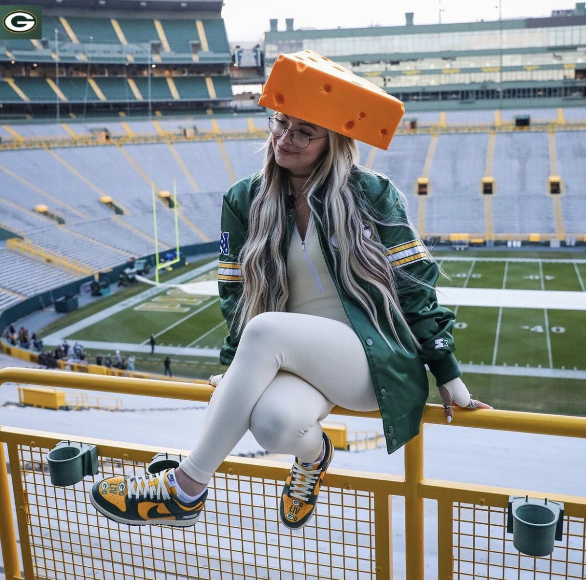 Packers @wwe superstar @prettylivonce is here! Liv Morgan took a tour of @lambeaufield & surprised @showtyme_33 with packers wwe legacy title 🏆 #GopackGo