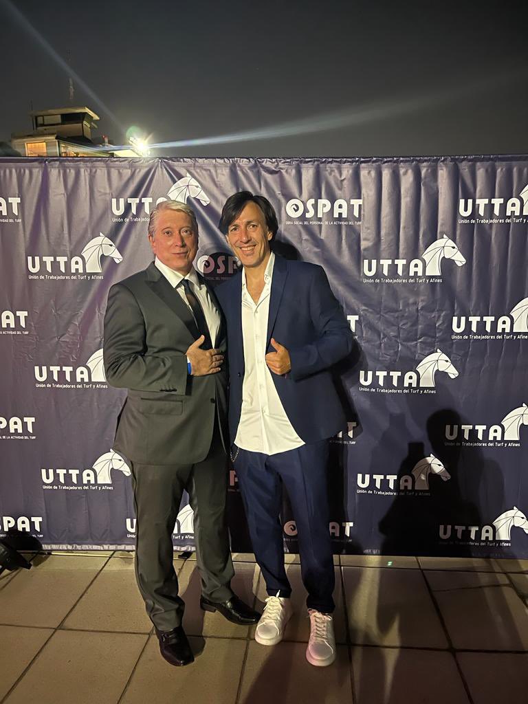 romanluna_ok's tweet photo. Mil gracias querido amigo .@FeliceCarlos por permitirnos compartir junto a .@valenlunap una noche inolvidable!!! 🤗✨ Gracias de ♥️ .@UTTAturfyafines #OSPAT 🐴
.
.
.@radiougd 
.@ungrandia_ok 
.@saludnewsonline https://t.co/EHTo21KkP1