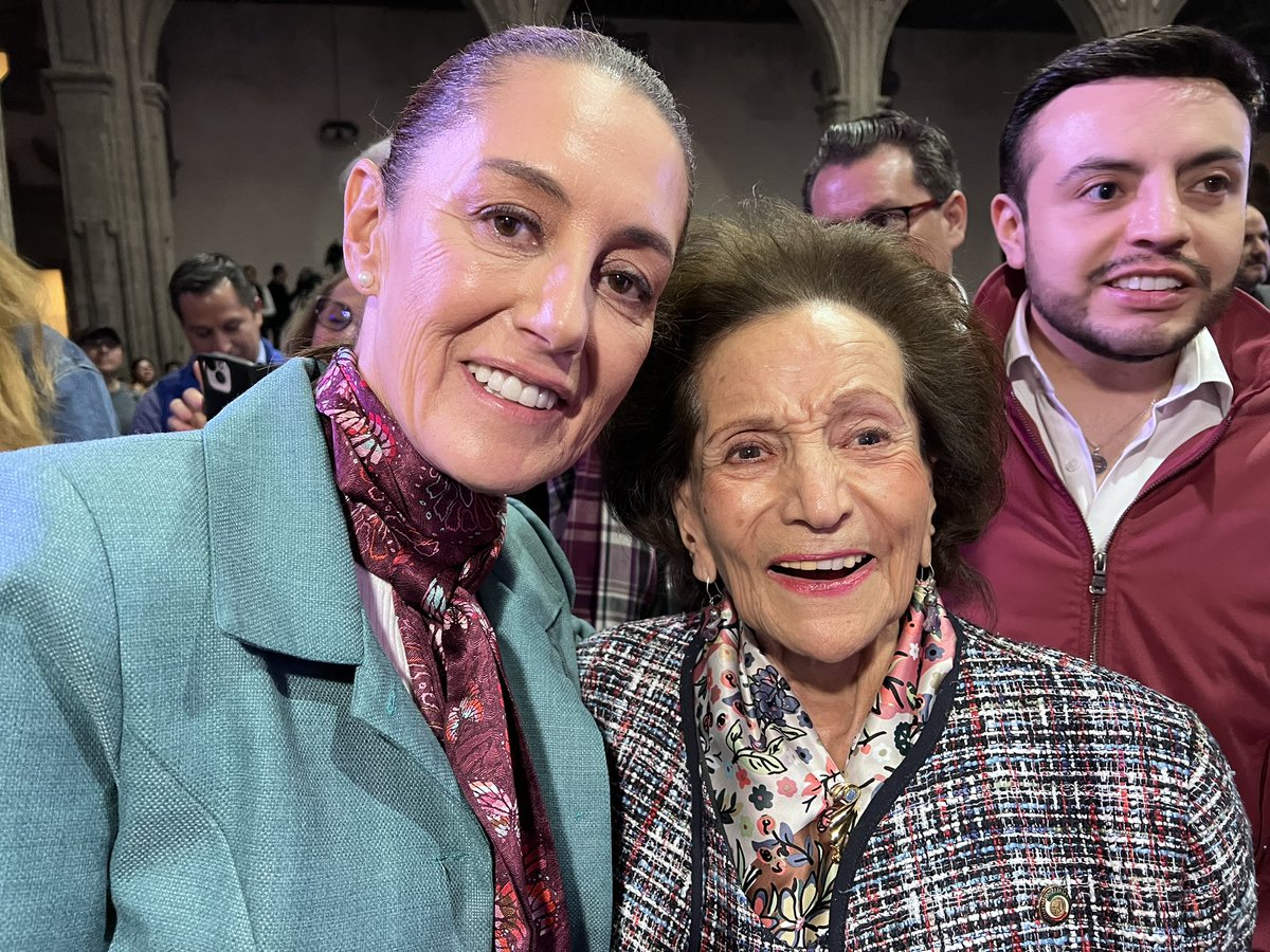 Se conocieron hace 36 años cuando <a href="/Claudiashein/">Claudia Sheinbaum Pardo</a>, la dirigente estudiantil del CEU, se sumó a la campaña de Cuauhtémoc Cárdenas al que apoyaba la Maestra Ifigenia Martínez. Hoy pude hacerles una foto a estas dos mujeres universitarias, guerreras, íntegras que han hecho historia.