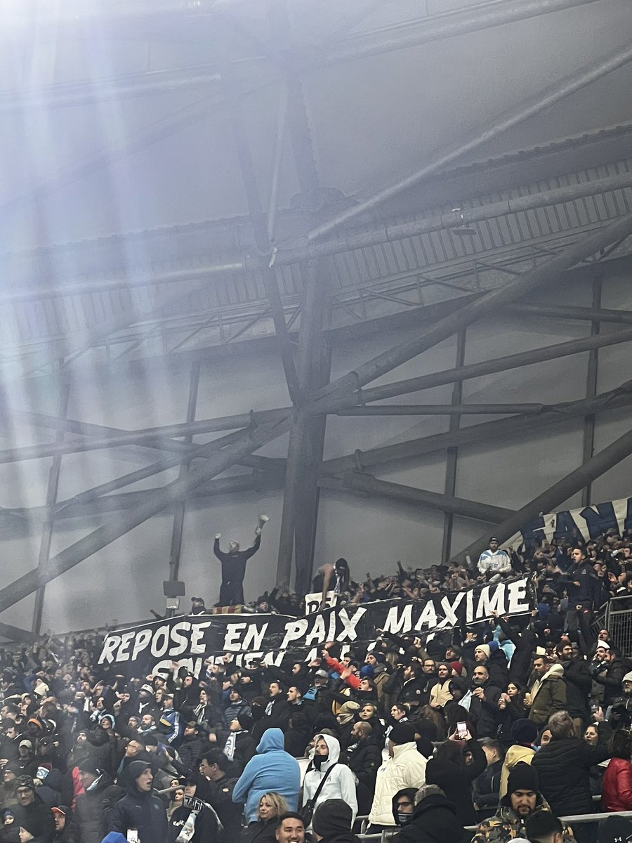 Footballogue's tweet photo. Les supporters marseillais rendent hommage à Maxime, supporter nantais tué hier soir avant Nantes - Nice. 🙏

(@J0NSN0WWW) https://t.co/ovKqoANSI8
