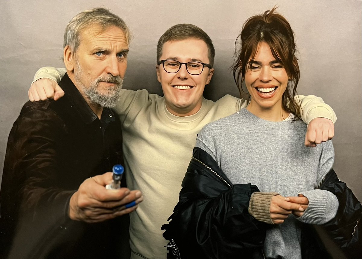 ohbgraphics's tweet photo. My first and last @ftloscifi and my final con for 2023. Christopher Eccleston and @billiepiper were amazing and, I have to admit, I think this photo is my fave.

Think I made Billie laugh with my clumsy ways, I’ll take it😂. https://t.co/xJ5rxUmWlc