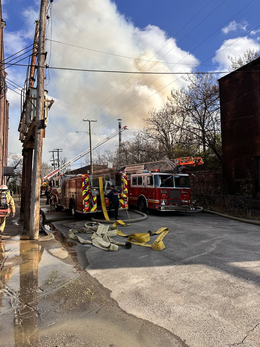 Update: Multiple LFD crews working a warehouse fire in the 800 block of s 15th street. Please keep the area clear. MEDIA STAGING: Maple & 15th