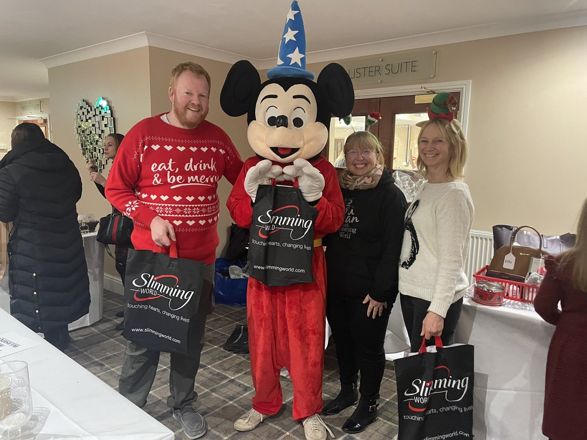 PaulCannellSW's tweet photo. A lovely afternoon spreading the @SlimmingWorld love ❤️ in Gomersal @gomersalpark Christmas Lights switch on 🎄 we even met Mickey Mouse! #yesyoucan it’s #extraeasy to #loseweight groups in #Gomersal and #Cleckheaton Mon to Sat am and pm https://t.co/fbVJADwY9t