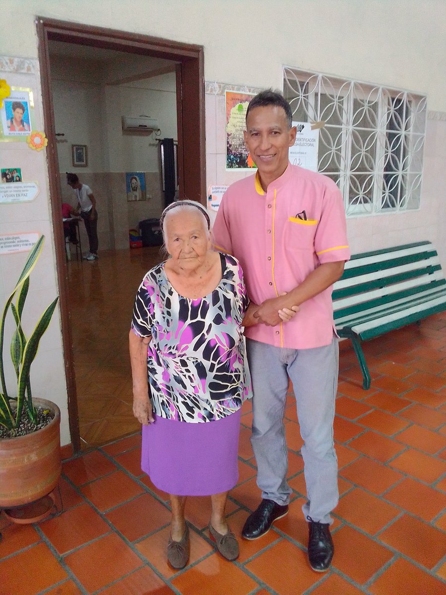 A sus 99 años, mamá sigue dando la batalla por la patria. Dios te cuide y proteja madre mia.