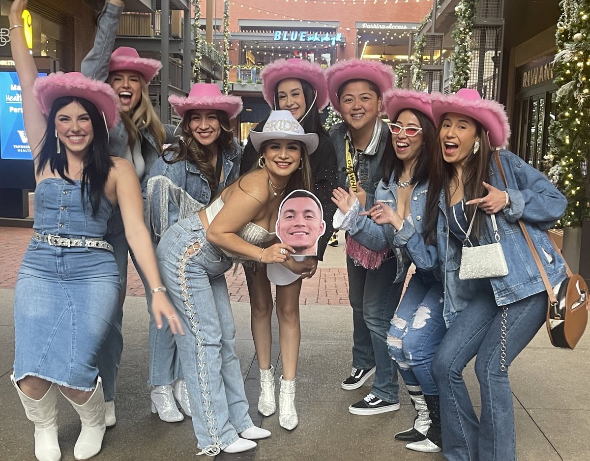 embarraza32's tweet photo. 3 Days - 3 Themes 
Pink night 💗
Denim &amp; Diamonds 💍
RIP to her last name 🖤 https://t.co/GNjq8G94d1