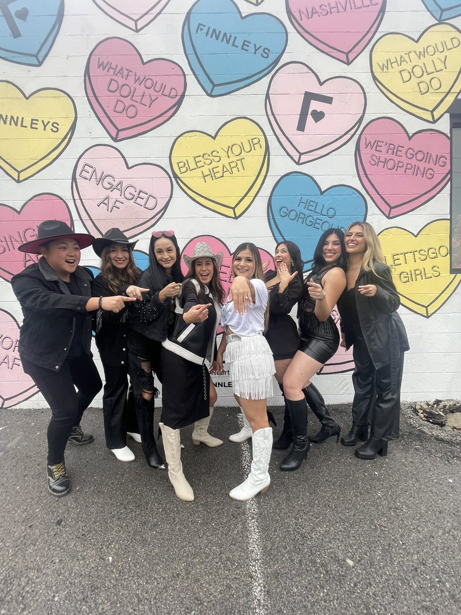 embarraza32's tweet photo. 3 Days - 3 Themes 
Pink night 💗
Denim &amp; Diamonds 💍
RIP to her last name 🖤 https://t.co/GNjq8G94d1