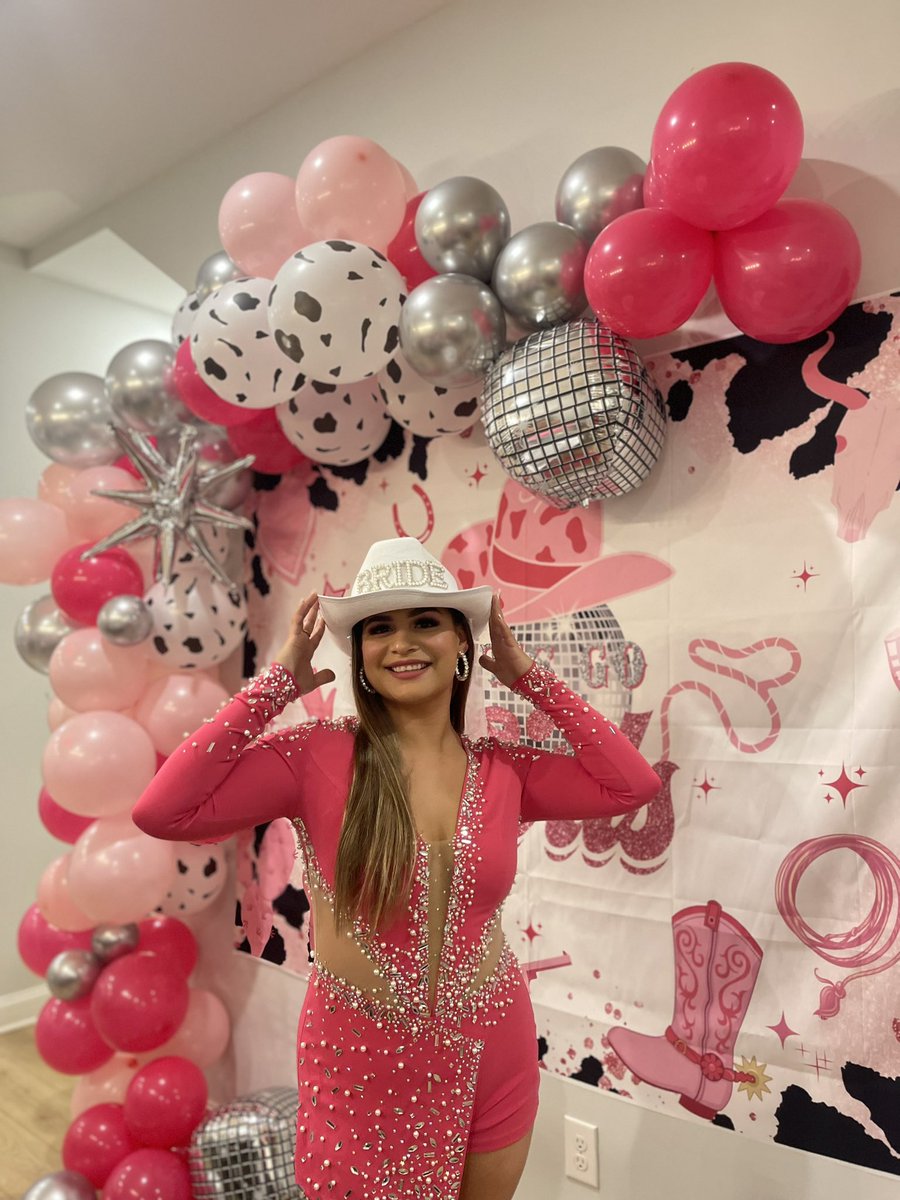 embarraza32's tweet photo. 3 Days - 3 Themes 
Pink night 💗
Denim &amp; Diamonds 💍
RIP to her last name 🖤 https://t.co/GNjq8G94d1
