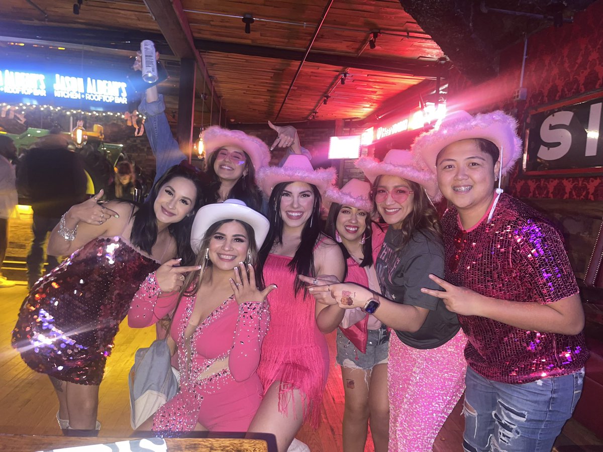 embarraza32's tweet photo. 3 Days - 3 Themes 
Pink night 💗
Denim &amp; Diamonds 💍
RIP to her last name 🖤 https://t.co/GNjq8G94d1