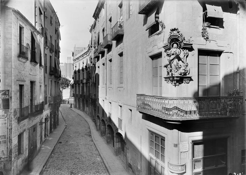 L'edifici del Gremi de Velers, la Casa de la Seda, fou l'únic indultat, malgrat no ajustar-se a l'alienació de la nova Via Laietana.

Totes les finques de l'esquerra de la foto, corresponents al desaparegut carrer Arcs de Jonqueres, van ser enderrocades.

📷 Francesc Brunet / ANC