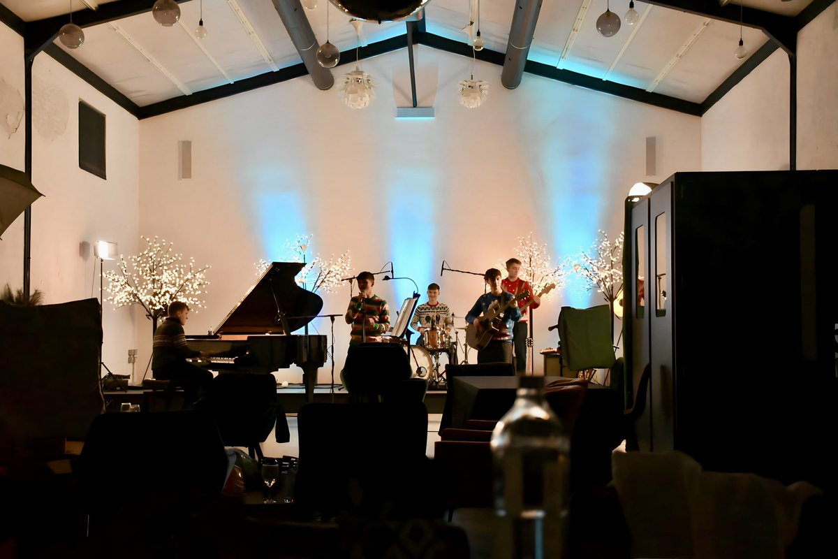 Fy Nghariad Gwyn - Yws Gwynedd

youtu.be/QlhLj5jtzbI?si…

Diolch i bawb am ein helpu ni:
Lleoliad - Coco &amp; Cwtsh (@cococwtsh)
Ffilmio &amp; Golygydd - Taliesin Evans (@talievs9)
Cynhyrchu - Branwen Munn (<a href="/branwen/">DeAnna Schuh</a>.online)
Cân - Yws Gwynedd (<a href="/ywsgwynedd/">Ywain Gwynedd</a>)

Bydd mwy i ddod…