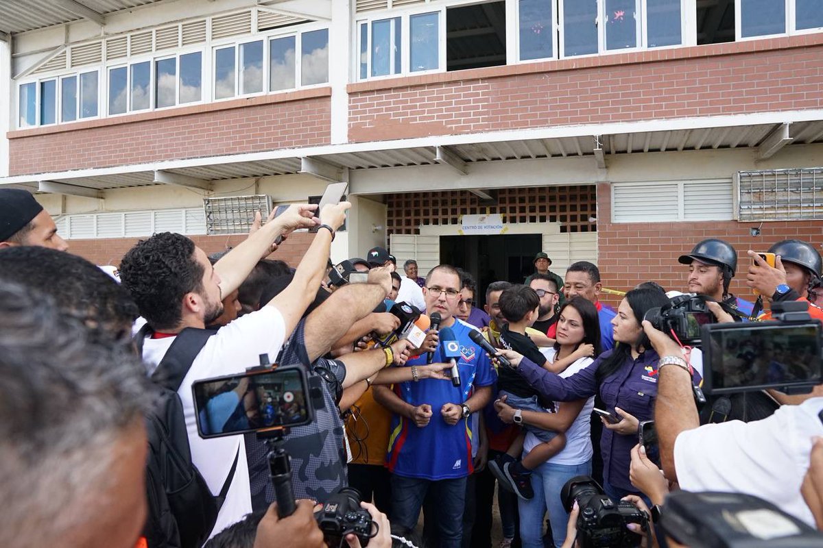 #AsíLoDijo 🗣 Enlace político <a href="/jaarreaza/">Jorge Arreaza M</a>: 

“Esto no es un problema partidista ni de un gobierno, el mandato que hoy le va a dar el Pueblo a las instituciones y al Estado venezolano es para todos los poderes y para todos los gobiernos”.

#VenezuelaDiceSí