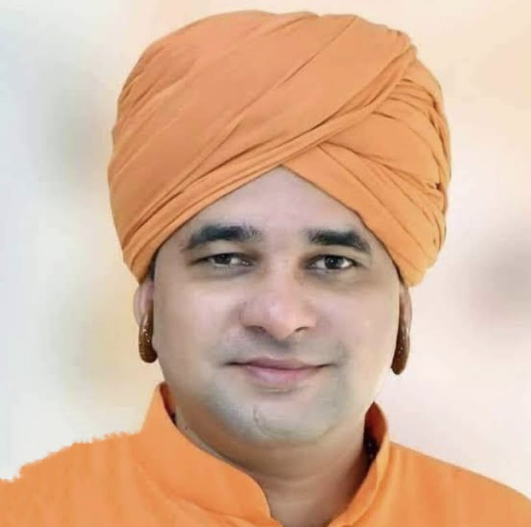 *बड़ी ख़बर राजस्थान से...*

महंत बाबा बालकनाथ दिल्ली बीजेपी मुख्यालय बुलाये गये...

इनका राजस्थान का मुख़्यमंत्री बनना लगभग तय माना जा रहा है

संत गुरु गोरख नाथ संप्रदाय से संबंधित हैं बाबा बालकनाथ जी
उत्तर प्रदेश के मुख्य मंत्री योगी भी नाथ संप्रदाय से ही हैं।
<a href="/BJP4India/">BJP</a>