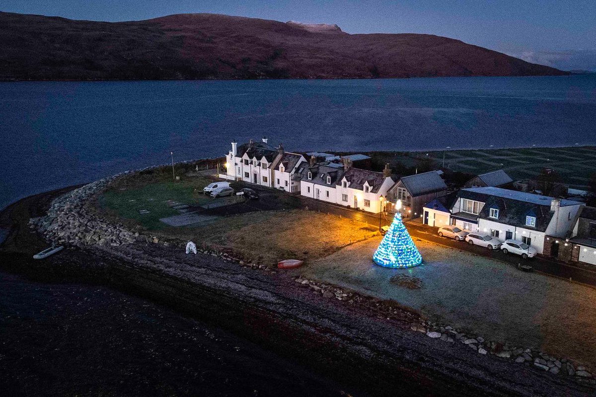 Best Christmas tree in Scotland! Made of hundreds of creels with a crab on the top, which reflects the village’s fishing traditions, on the harbour-side in Ullapool, Wester Ross 🎄🦀 #Christmas #christmastree #festive #ullapool #westerross #highlands #Scotland