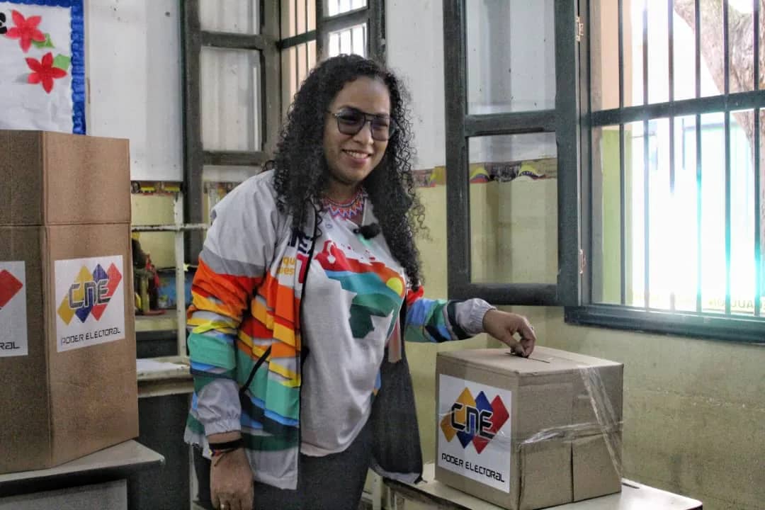 MinMujerVe's tweet photo. 🗳️🇻🇪 La ministra del Poder Popular para la Mujer y la Igualdad de Género, @d_guzmanl, ejerció su derecho al voto en defensa de la Guayana Esequiba en la Escuela Municipal La Guaira II, ubicada en el estado #LaGuaira.

@NicolasMaduro
#VenezuelaDiceSí
#LasMujeresVotamos https://t.co/r0LD5DIQm0