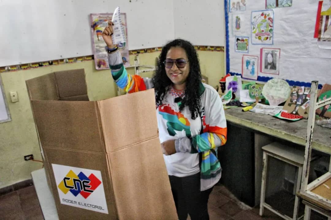 MinMujerVe's tweet photo. 🗳️🇻🇪 La ministra del Poder Popular para la Mujer y la Igualdad de Género, @d_guzmanl, ejerció su derecho al voto en defensa de la Guayana Esequiba en la Escuela Municipal La Guaira II, ubicada en el estado #LaGuaira.

@NicolasMaduro
#VenezuelaDiceSí
#LasMujeresVotamos https://t.co/r0LD5DIQm0