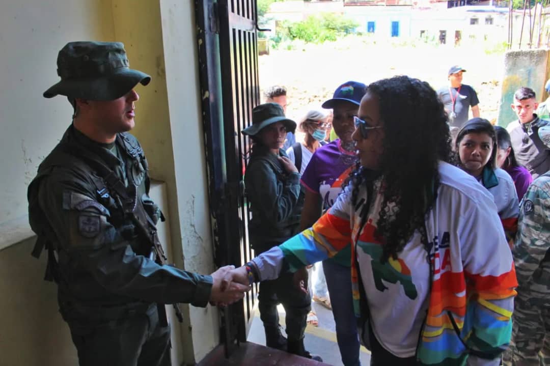 MinMujerVe's tweet photo. 🗳️🇻🇪 La ministra del Poder Popular para la Mujer y la Igualdad de Género, @d_guzmanl, ejerció su derecho al voto en defensa de la Guayana Esequiba en la Escuela Municipal La Guaira II, ubicada en el estado #LaGuaira.

@NicolasMaduro
#VenezuelaDiceSí
#LasMujeresVotamos https://t.co/r0LD5DIQm0