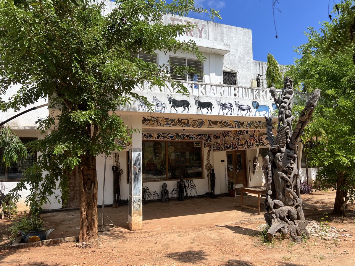 IchumbakiE's tweet photo. I’ve visited #KaribuArtGallery in #Mbezi, Dar es Salaam. #Exhibitions and #artworks there are a must see. If you wish to see important, unique artwork by renown #artists of between the 1950s and 1990s, #Karibu Art #Gallery is the place. @urithiwetutz #CreativeEconomy https://t.co/vJD6pJctrP