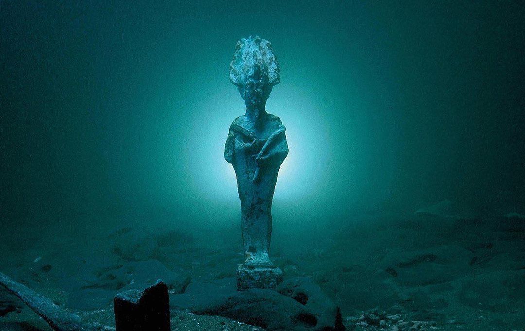 Bronze statuette of the God Osiris on the seabed of the sunken city of Thonis-Herakleion VII-II centuries.

#Bronze #Statuette #statue #GodOsiris #SunkenCity #ThonisHerakleion #ancient #historical #history