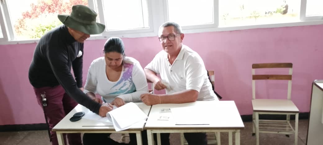"Nosotros estamos resolviendo por la vía constitucional, pacífica y democrática el despojo territorial. A partir de hoy vamos a salir más fuertes como país a hablar claro y poderoso. La voz de Venezuela será una sola", aseveró el jefe de Estado <a href="/NicolasMaduro/">Nicolás Maduro</a>