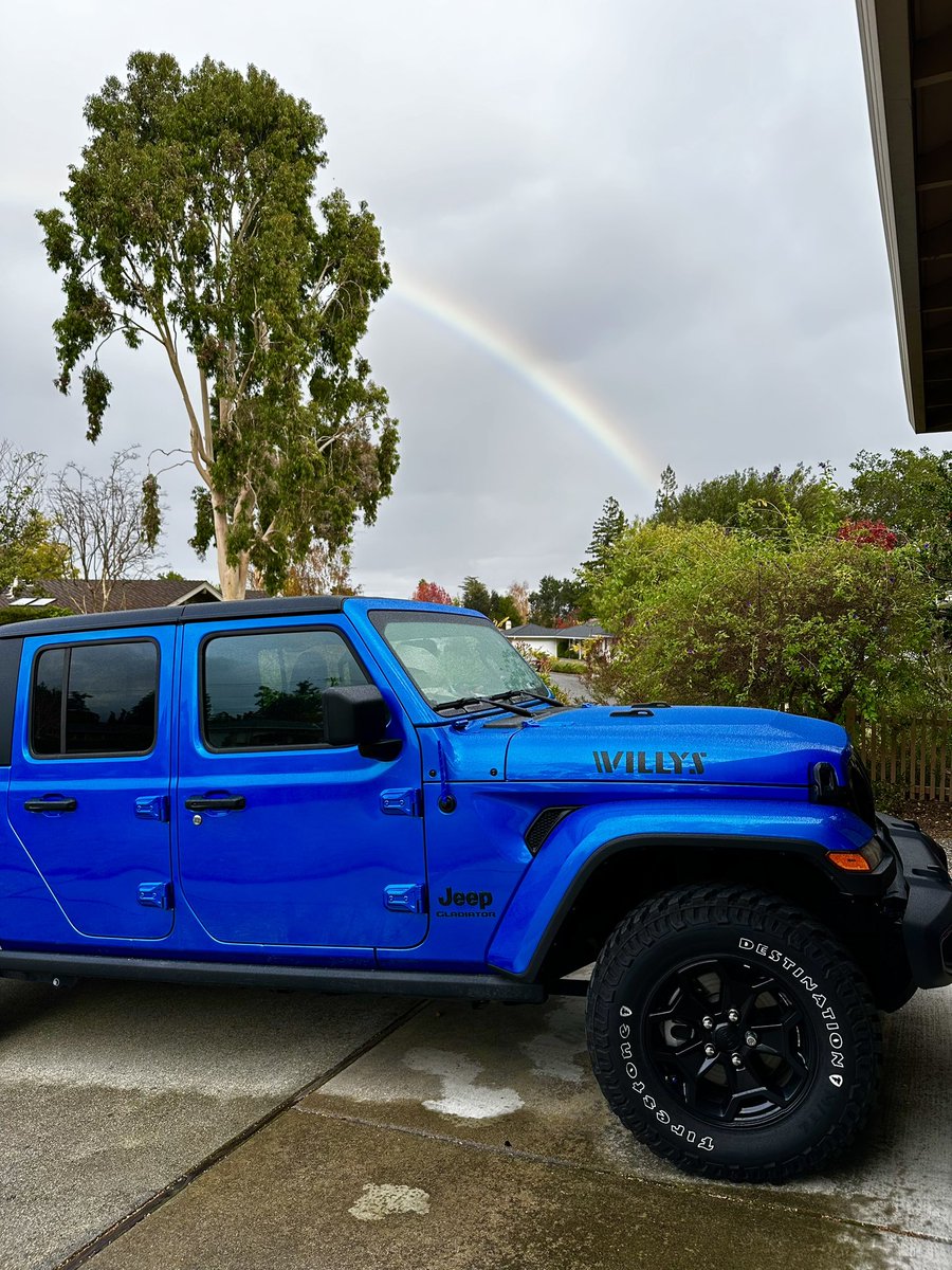 End of the rainbow. 

#jeepthing #jeeplife #jeepgladiator