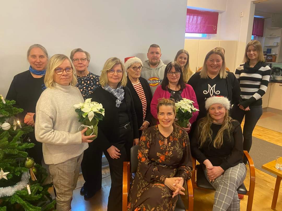 TuijaBiskop's tweet photo. Vietimme piirihallituksen ja työtiimimme ydinporukan kanssa pikkujoulua. Saimme vieraaksemme @MarttaManna ja Juha Heikkalan. Yhdessä pohdimme ja arvioimme toimintaamme fokuksena menestyksekäs tulevaisuus. Pidimme myös vuoden viimeisen hallituksen kokouksen. 
@tipollari https://t.co/a4Aj12Eq29