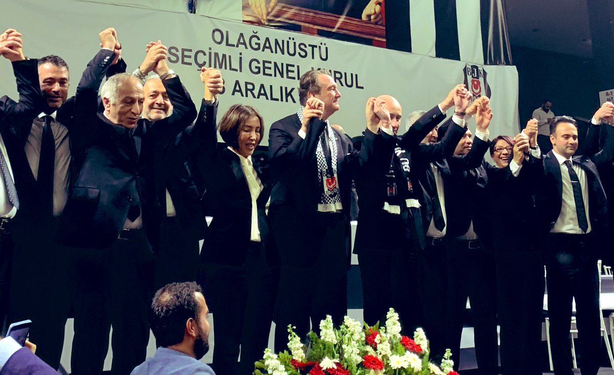 Beşiktaş’ın yeni başkanı Hasan Arat ve ekibi sahnede.